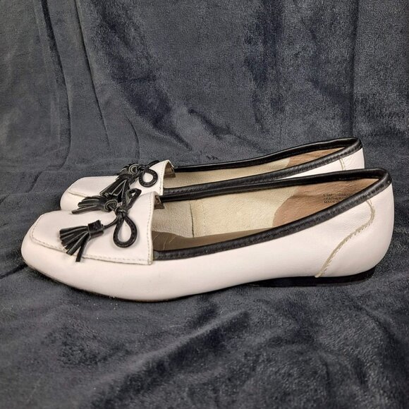 Array Size 5.5M White Leather Loafer Flats Black Trim and Bow and Tassel Detail - Picture 6 of 13